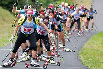 Biathlon auf Skirollern: Evi Sachenbacher-Stehle führt das Feld an.