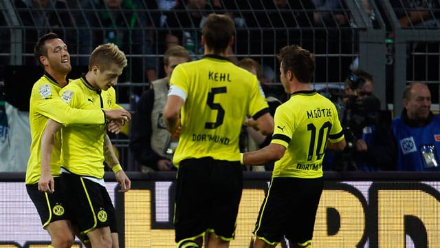 Reus (2. v. l.) wird von seinen Mannschaftskollegen beglückwünscht.