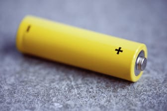 Energielieferant: Auf Batterien werden Minus- und Pluspol grundsätzlich gekennzeichnet.