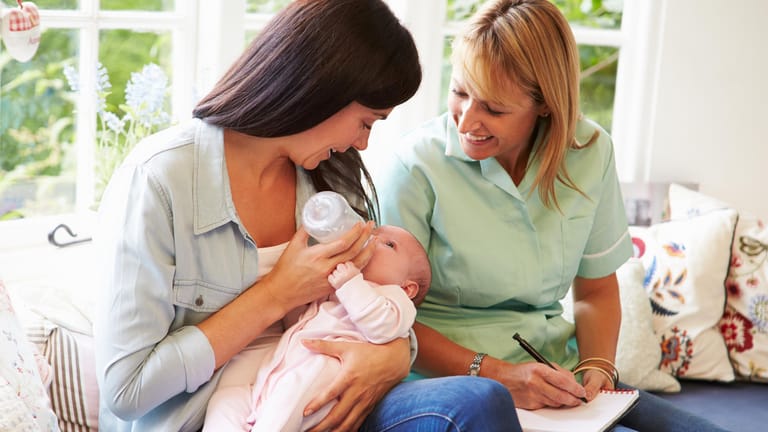 Hebamme: Sie hilft frischgebackenen Eltern bei der Bewältigung des Alltags mit Baby.