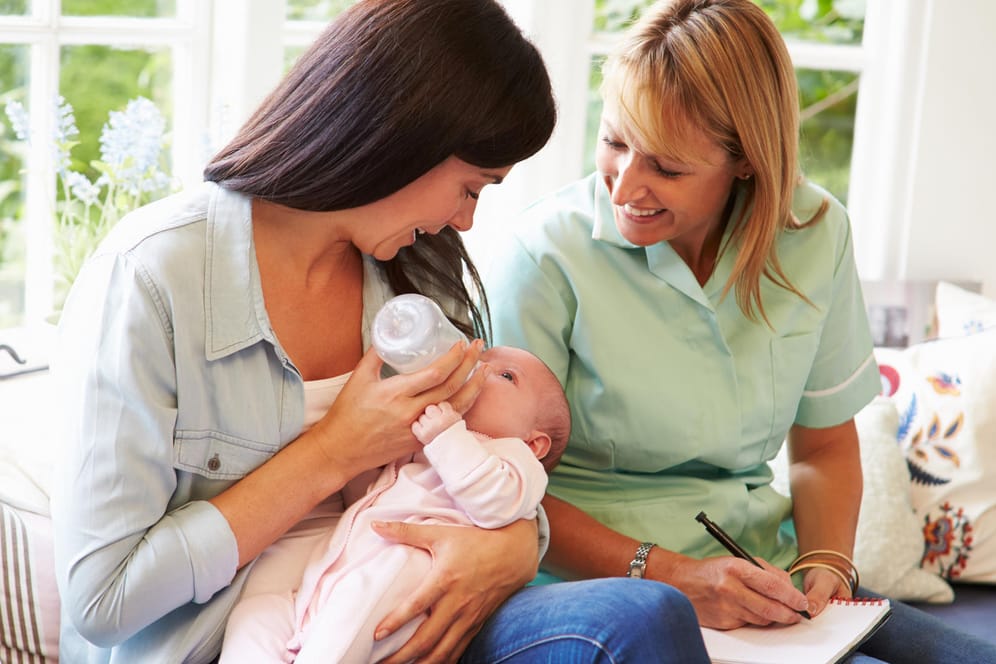 Hebamme: Sie hilft frischgebackenen Eltern bei der Bewältigung des Alltags mit Baby.