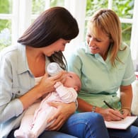 Hebamme: Sie hilft frischgebackenen Eltern bei der Bewältigung des Alltags mit Baby.