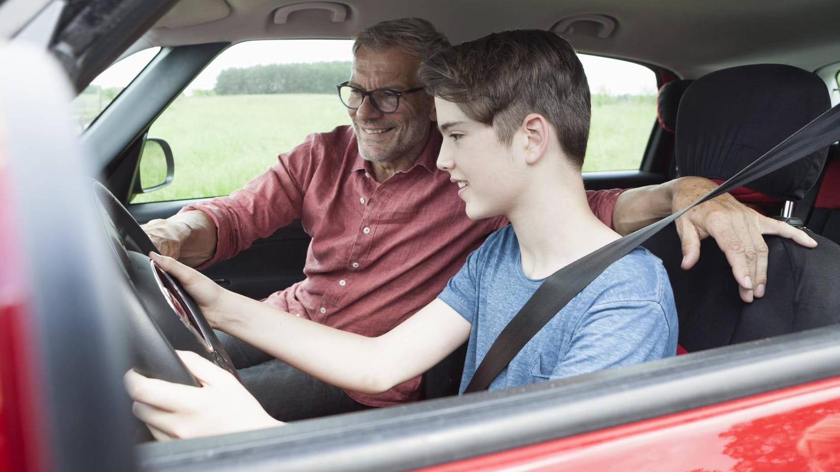 Nachwuchs am Steuer: Auf öffentlichen Straßen ist das Fahren ohne Führerschein eine Straftat.