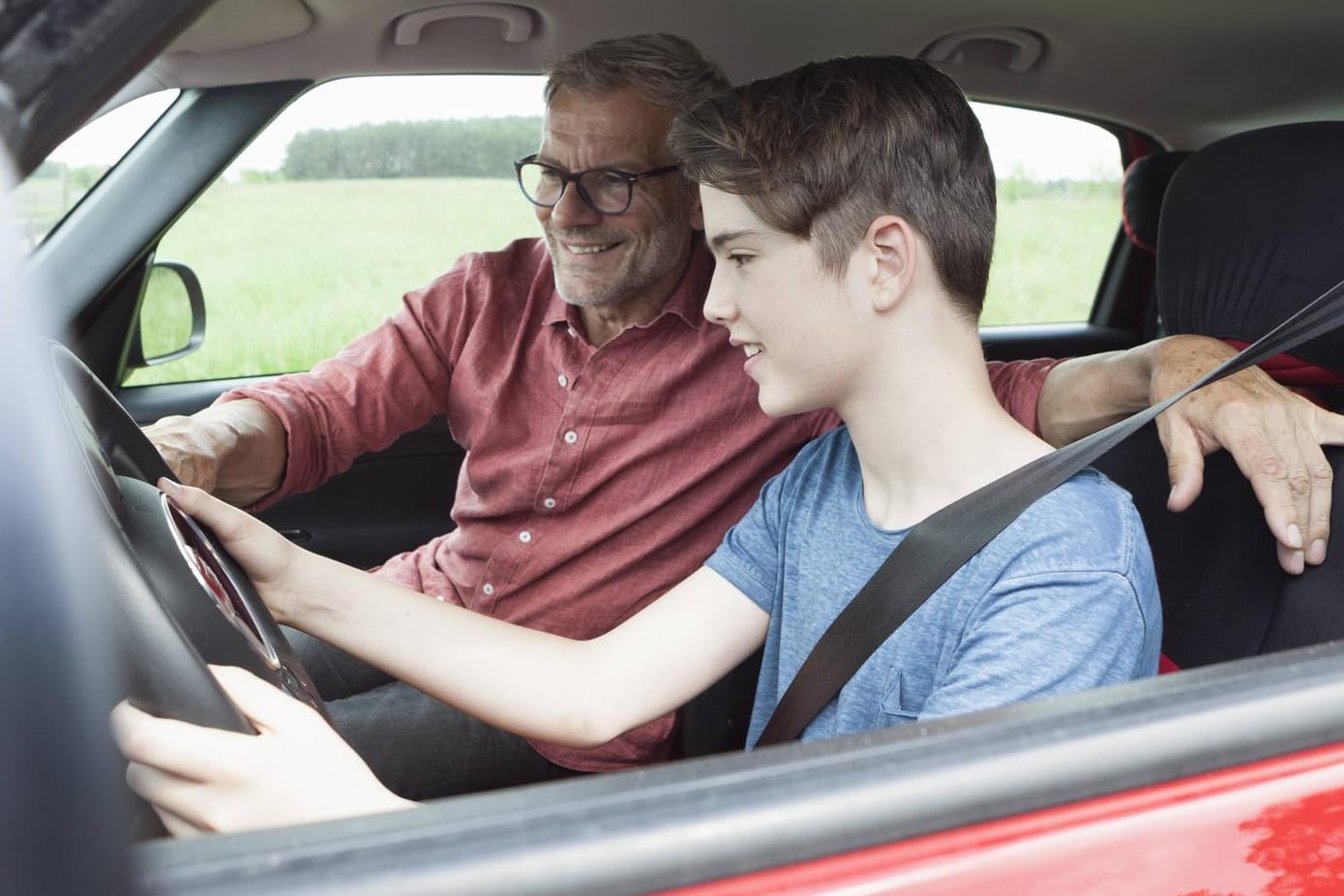 Nachwuchs am Steuer: Auf öffentlichen Straßen ist das Fahren ohne Führerschein eine Straftat.