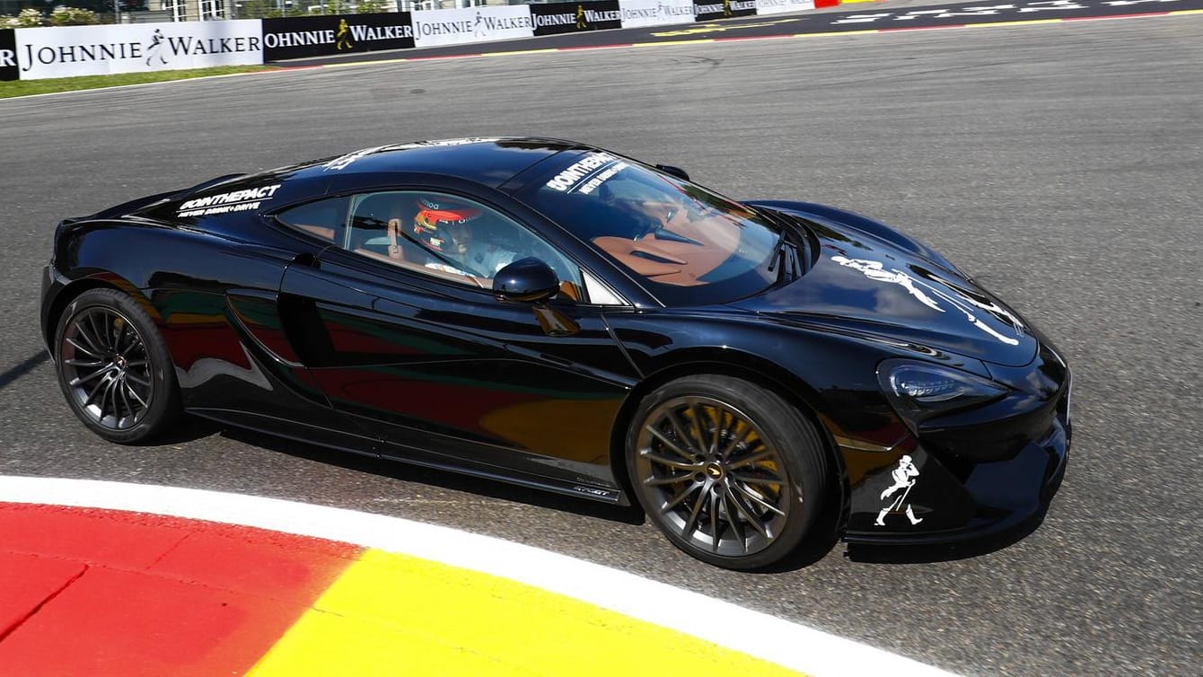 Ein McLaren 570S auf einer Rennstrecke (Symbolbild): In einem Wagen dieses Typs waren der Fahrer und das Unfallopfer unterwegs. Ein McLaren 570S auf einer Rennstrecke (Symbolbild): In einem Wagen dieses Typs waren der Fahrer und das Unfallopfer unterwegs.