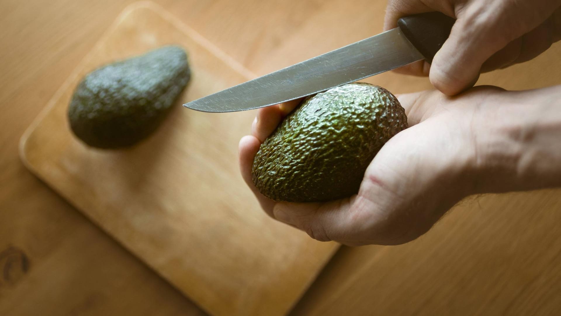 Avocado: Auf der Fruchtschale können sich Pestizide und Bakterien befinden.