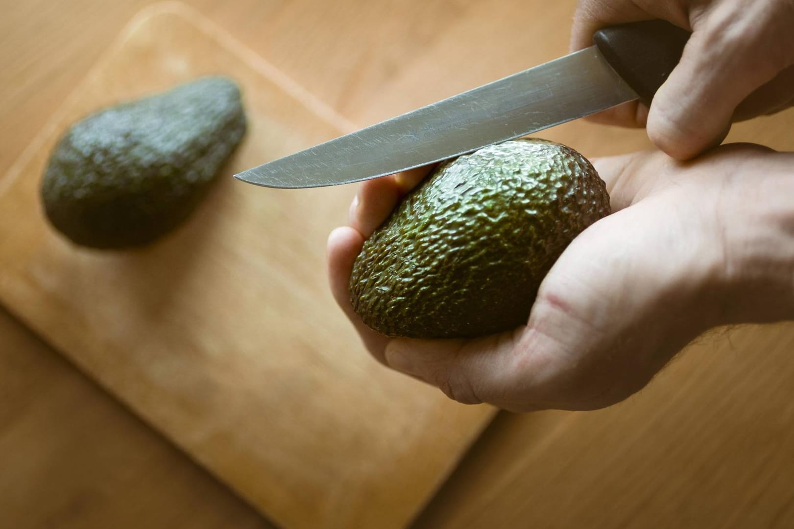 Avocado: Auf der Fruchtschale können sich Pestizide und Bakterien befinden.