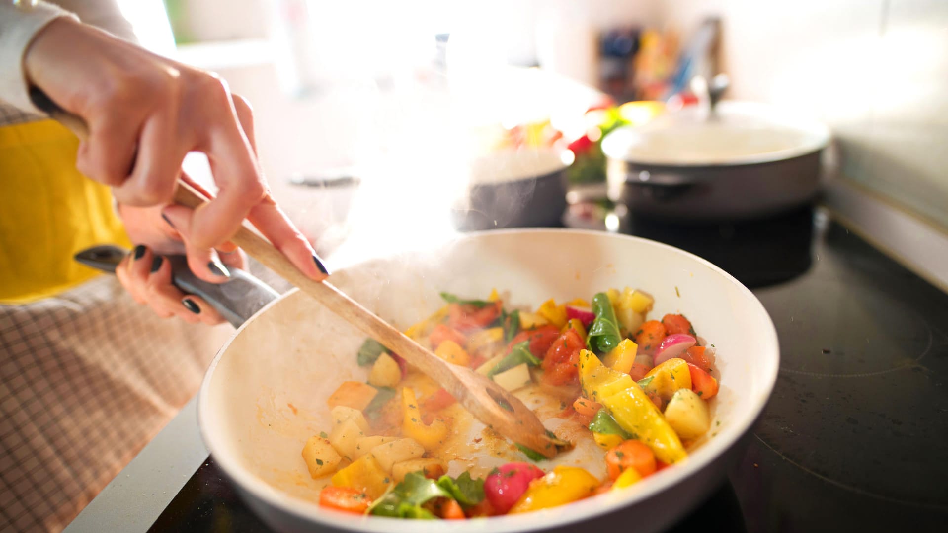 Mittagessen: Eine warme Mahlzeit pro Tag ist kein Muss. Es hilft aber sehr dabei, die Ernährung ausgewogen zu gestalten.