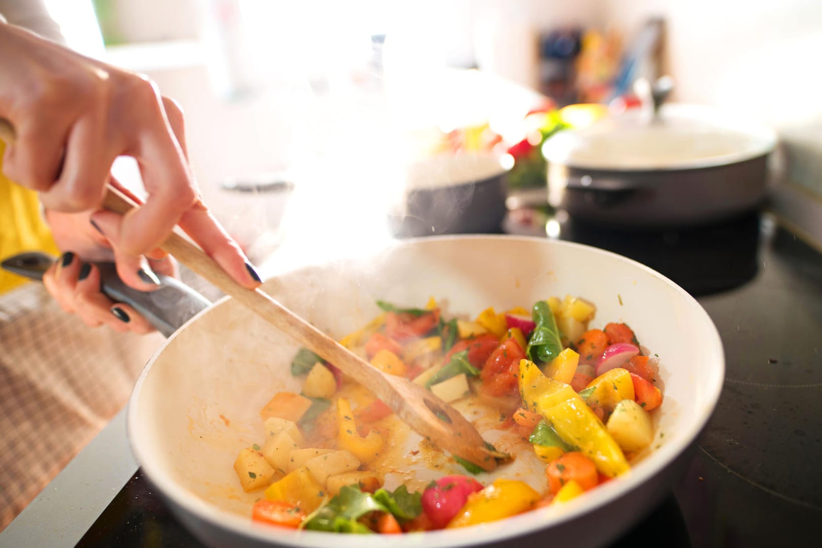 Mittagessen: Eine warme Mahlzeit pro Tag ist kein Muss. Es hilft aber sehr dabei, die Ernährung ausgewogen zu gestalten.