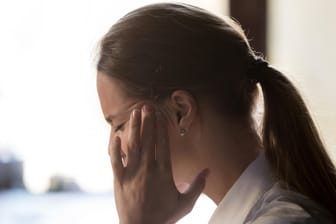 Frau mit Kopfschmerzen: Der Anteil der Menschen, die regelmäßig unter bohrenden Schmerzen im Kopf leiden, wächst.
