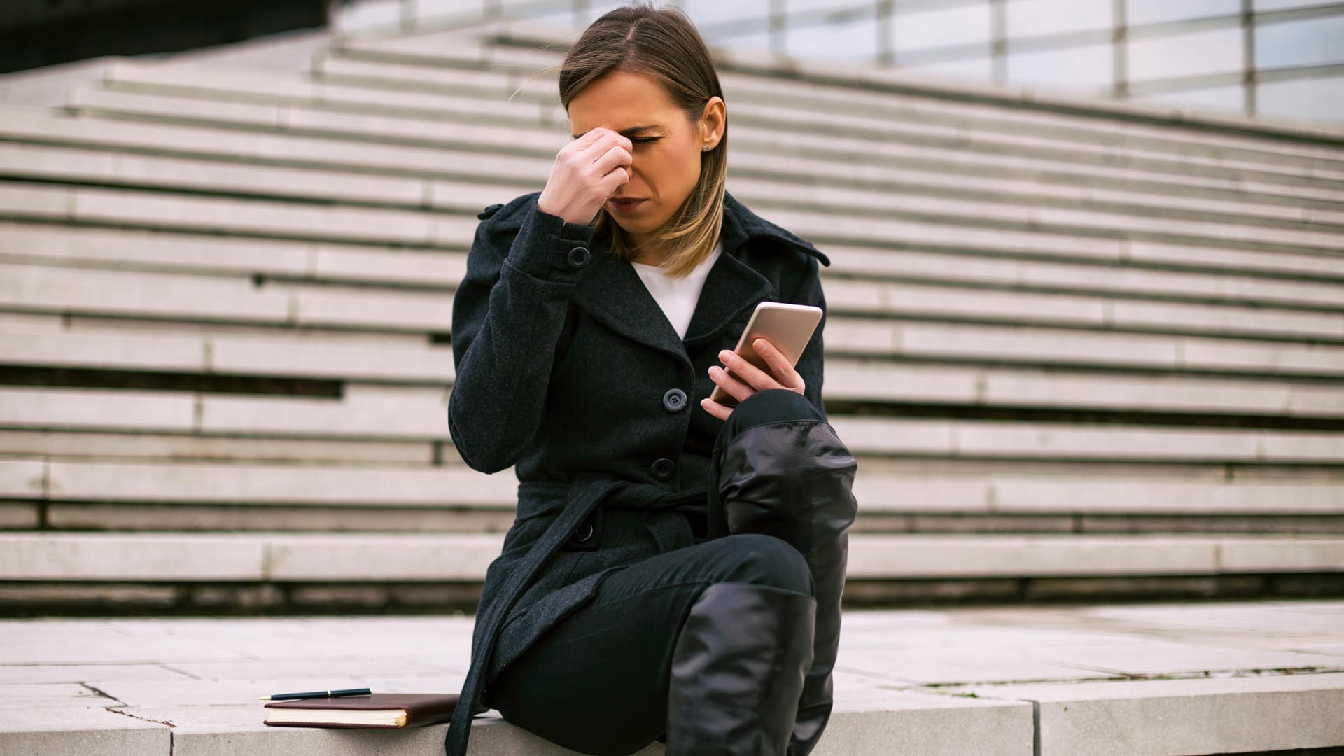 Frau mit Smartphone: Bekommen wir Kopfweh von der Strahlung?