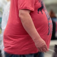 Übergewichtiger Mann: Experten raten Abnehmwilligen zu Lebensmiteln mit niedriger Energiedichte.