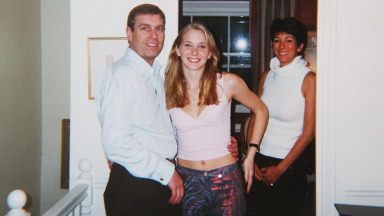 Eine Aufnahme aus dem Jahr 2001: Prinz Andrew hat Virginia Giuffre im Arm, im Hintergrund lächelt Ghislaine Maxwell in die Kamera.