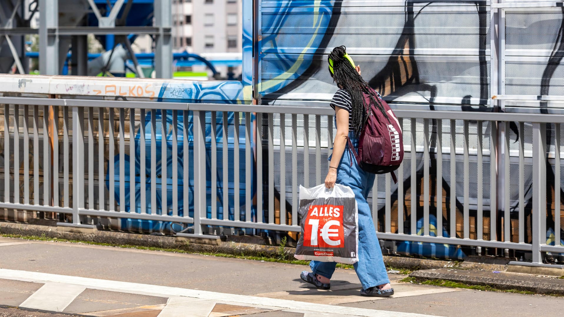 Plastiktüten: Um auch spontane Einkäufe nach Hause transportieren zu können, sollten Verbraucher immer eine faltbare Tasche dabeihaben. So schonen sie die Umwelt.