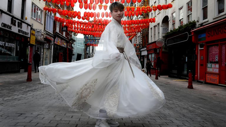 Ein Mann zeigt im Stadtteil China Town in London seine traditionelle Kleidung: Aufgrund der Corona-Pandemie mussten immer wieder viele Feierlichkeiten ausfallen.