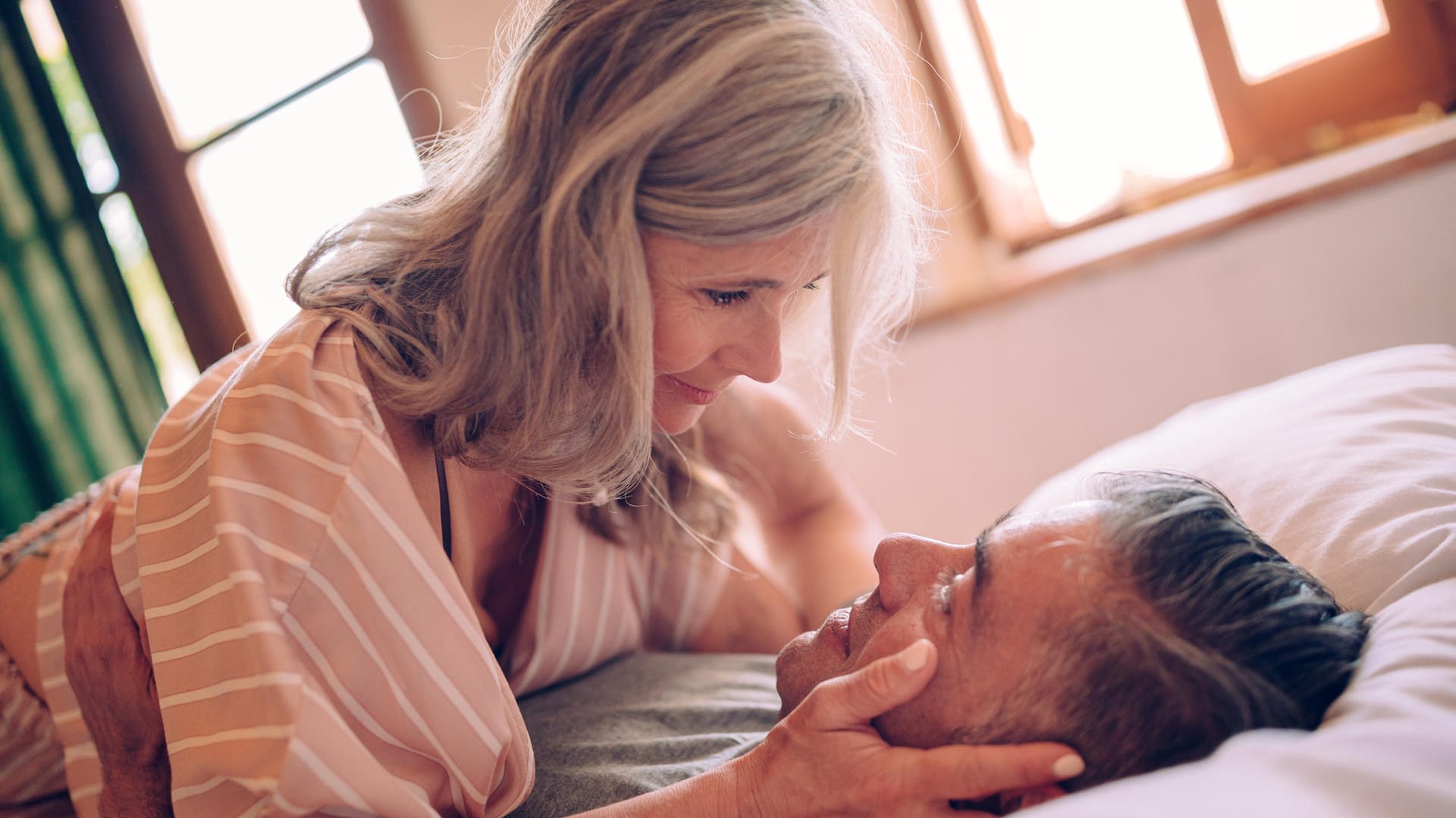 Ein Paar im Bett: Mit den Wechseljahren beginnt für Frauen eine neue Lebensphase, auch in punkto Sexualität.