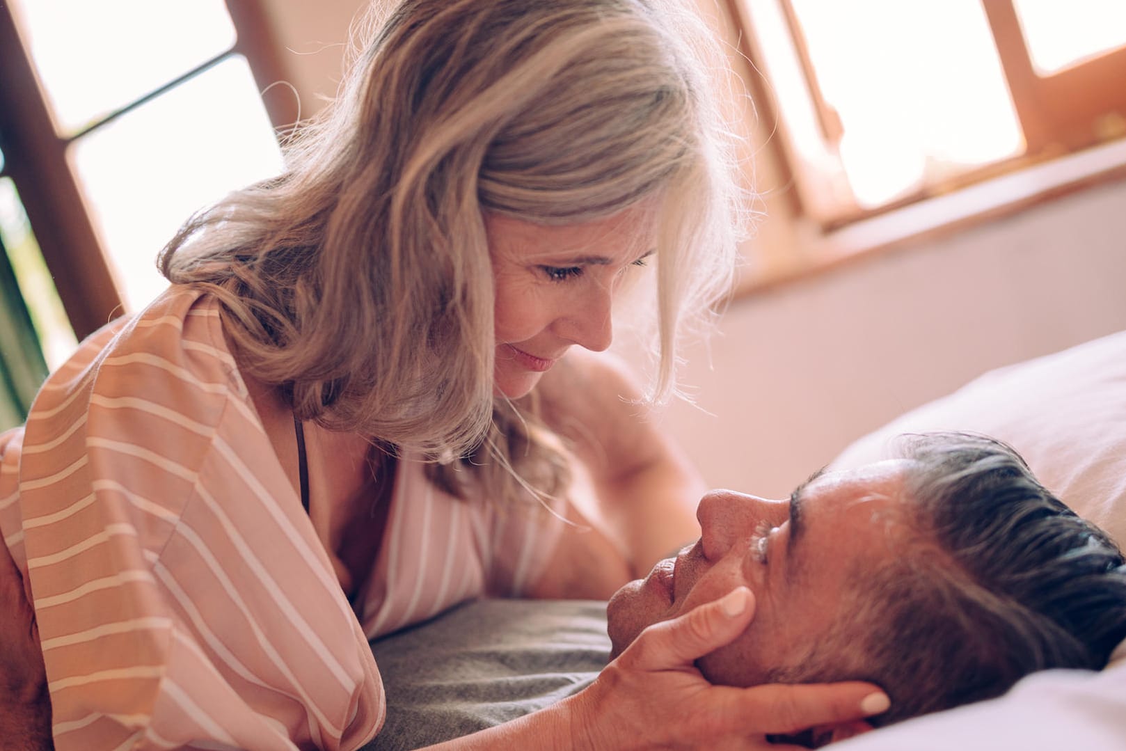 Ein Paar im Bett: Mit den Wechseljahren beginnt für Frauen eine neue Lebensphase, auch in punkto Sexualität.