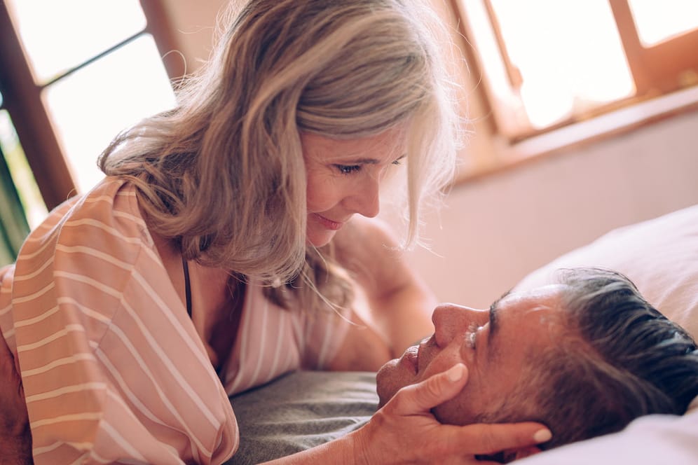 Ein Paar im Bett: Mit den Wechseljahren beginnt für Frauen eine neue Lebensphase, auch in punkto Sexualität.