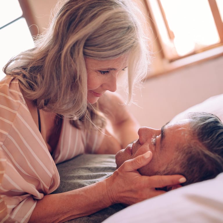 Ein Paar im Bett: Mit den Wechseljahren beginnt für Frauen eine neue Lebensphase, auch in punkto Sexualität.