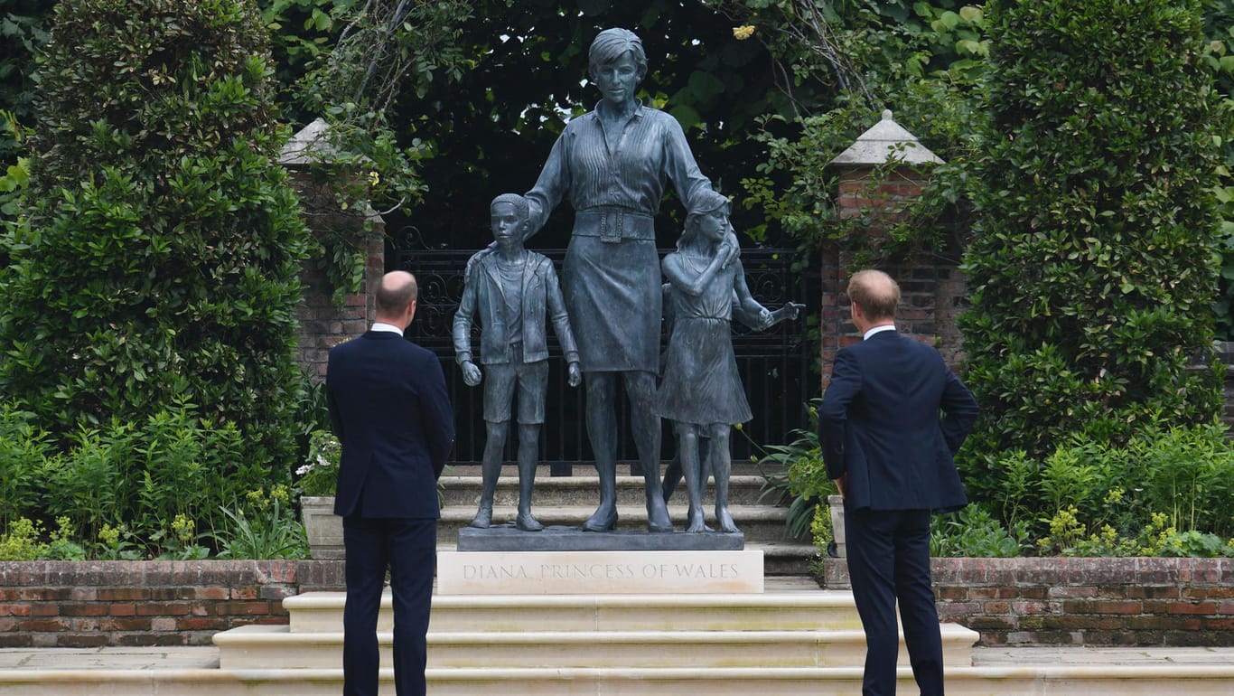 William und Harry stehen vor der enthüllten Statue ihrer Mutter.