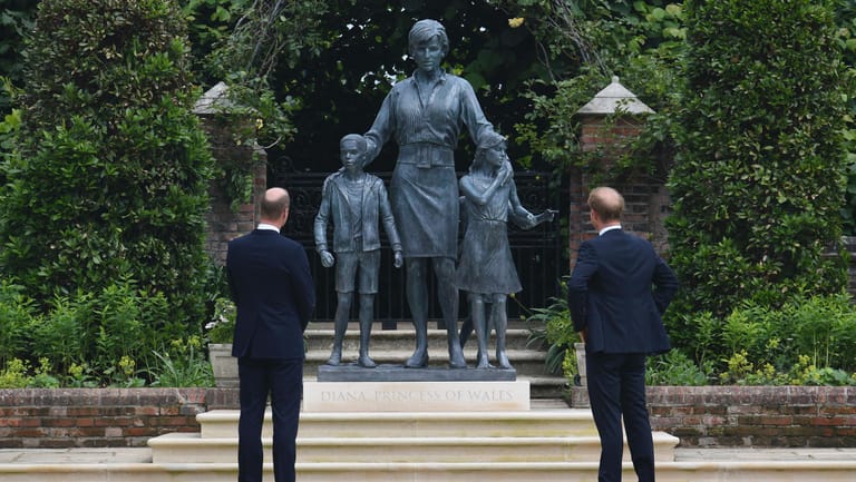 William und Harry stehen vor der enthüllten Statue ihrer Mutter.