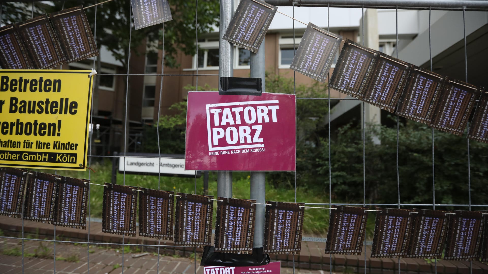 Eine Postkarte des Bündnisses "Tatort Porz", das den Prozess gegen den CDU-Politiker Hans-Josef Bähner begleitet: Der 74-Jährige wurde zu dreieinhalb Jahren Haft verurteilt.