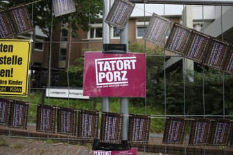 Eine Postkarte des Bündnisses "Tatort Porz", das den Prozess gegen den CDU-Politiker Hans-Josef Bähner begleitet: Der 74-Jährige wurde zu dreieinhalb Jahren Haft verurteilt.