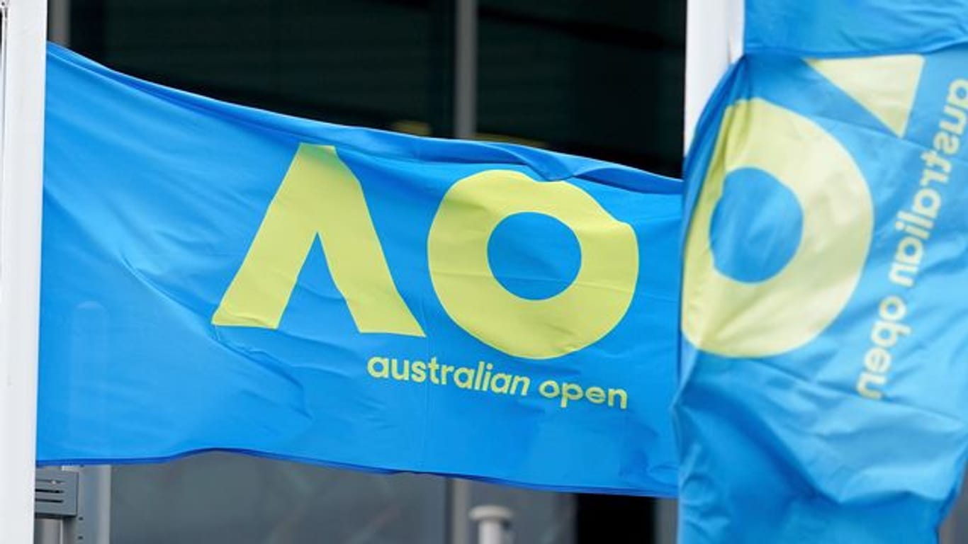 Die Fahnen mit dem Logo der Australian Open sind im Melbourne Park gehisst worden: Die Auslosung für das Turnier wurde zunächst abgesagt.