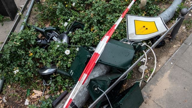 Ein beschädigtes Schild und Teile einer zerstörten Ampel liegen nahe der Unfallstelle (Archivbild): Bei dem Unfall im September 2019 waren vier Menschen getötet worden. Ein beschädigtes Schild und Teile einer zerstörten Ampel liegen nahe der Unfallstelle (Archivbild): Bei dem Unfall im September 2019 waren vier Menschen getötet worden.