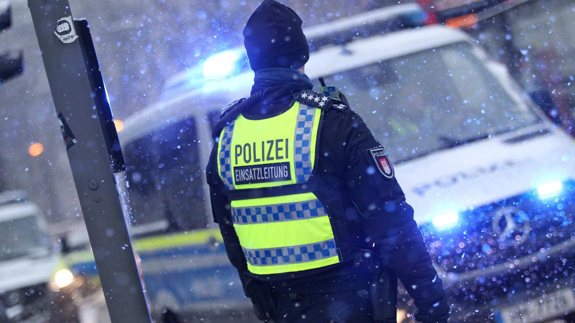 Polizist in Hamburg (Symbolbild): Die Suche nach einer Vermissten wurde eingestellt.