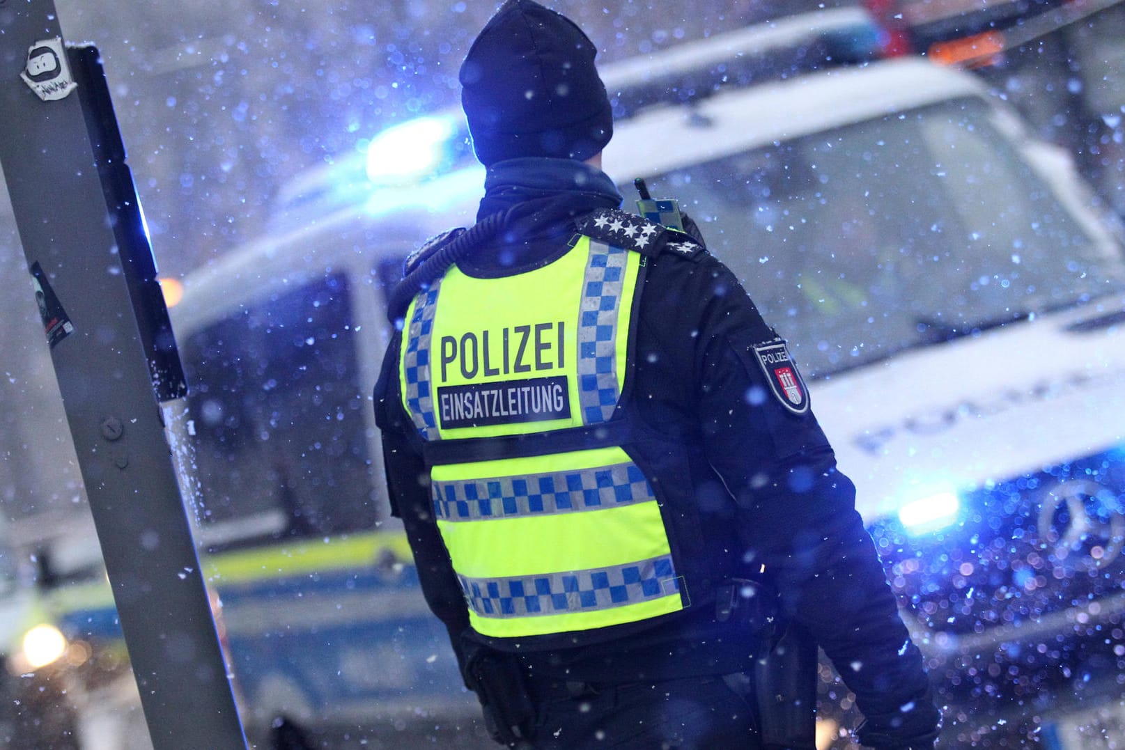 Polizist in Hamburg (Symbolbild): Die Suche nach einer Vermissten wurde eingestellt.