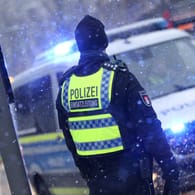 Polizist in Hamburg (Symbolbild): Die Suche nach einer Vermissten wurde eingestellt.