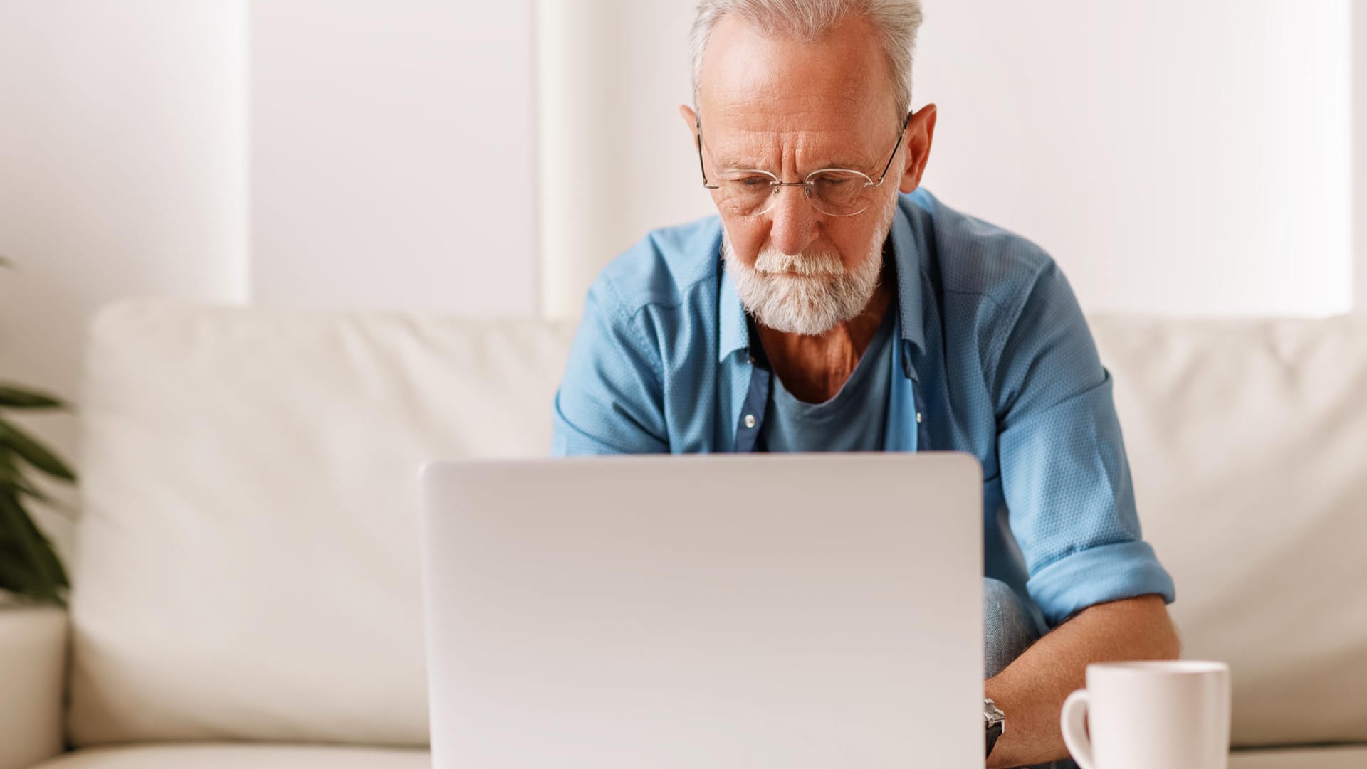 Älterer Mann am Laptop