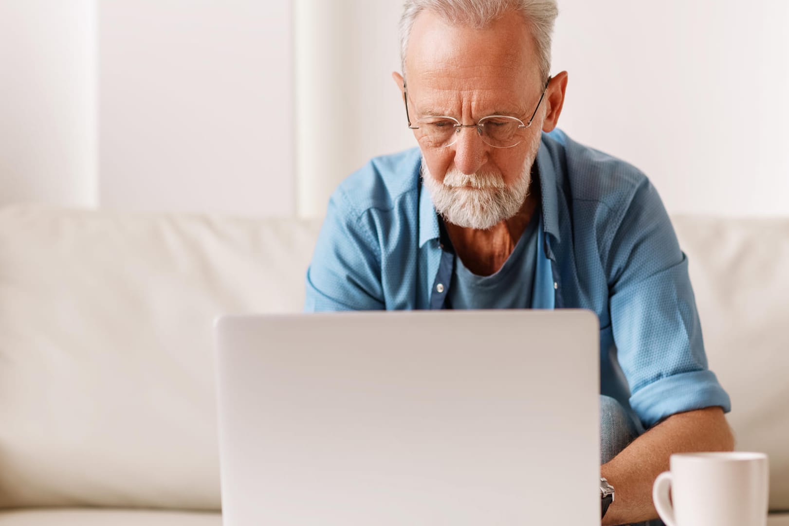 Älterer Mann am Laptop