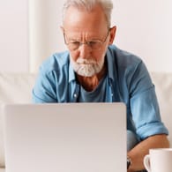 Älterer Mann am Laptop
