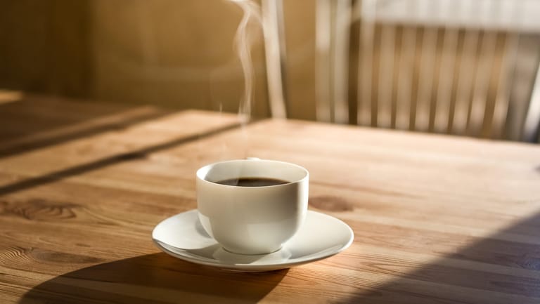Kaffeetasse: Heiß aufgebrühter Kaffee kann bis zu 8 Cent an Energiekosten verursachen. (Symbolbild)