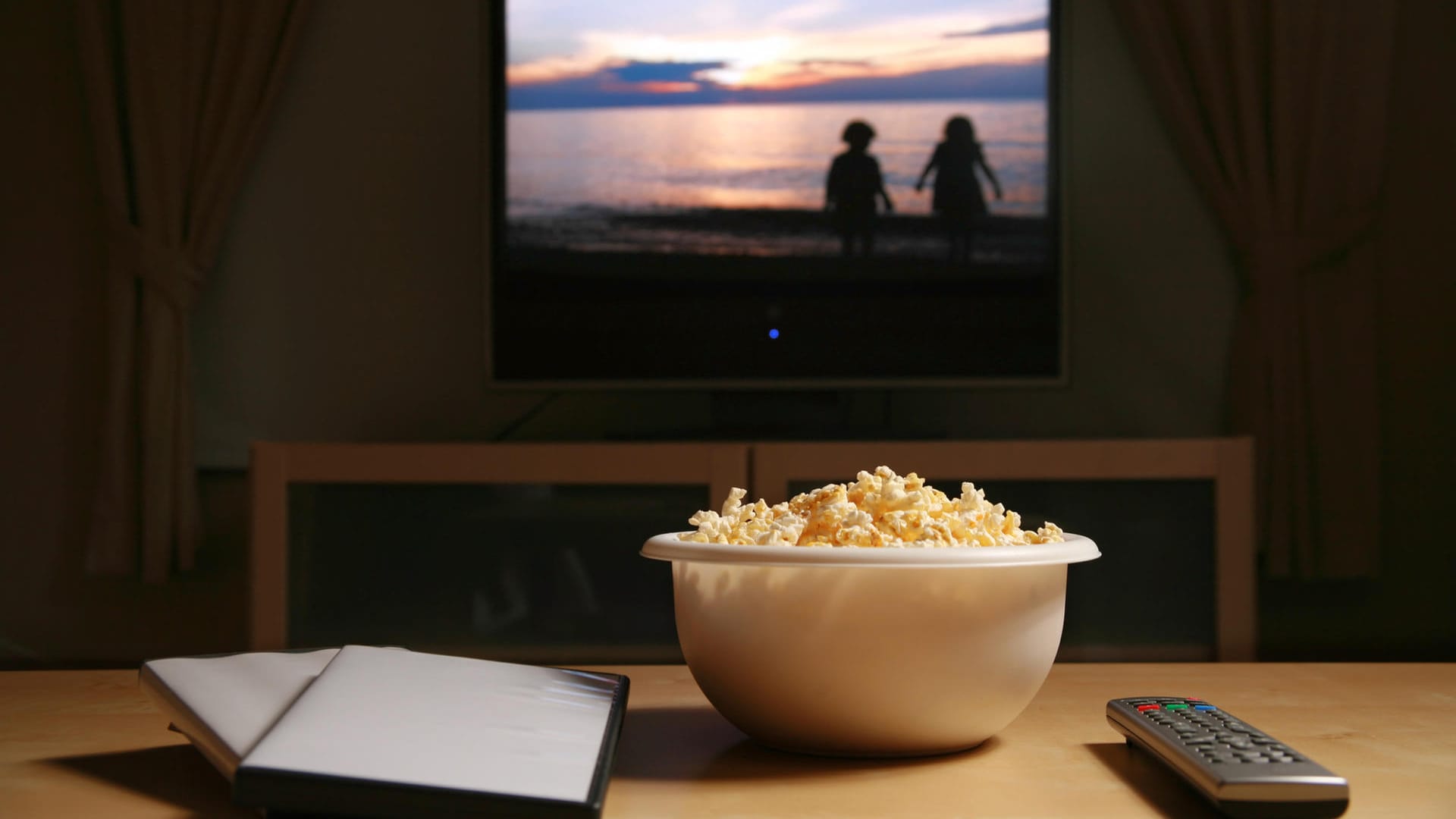 Fernseher: Nicht nur die Größe, sondern auch die Technik ist ausschlaggebend für den Energieverbrauch bei Fernsehgeräten. (Symbolbild)