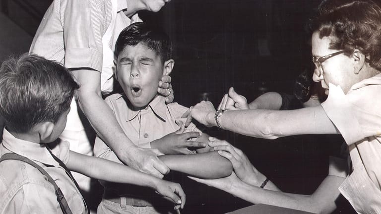 Impfung gegen Polio 1958: Dank Schutzimpfungen müssen wir die Kinderlähmung nicht mehr fürchten.