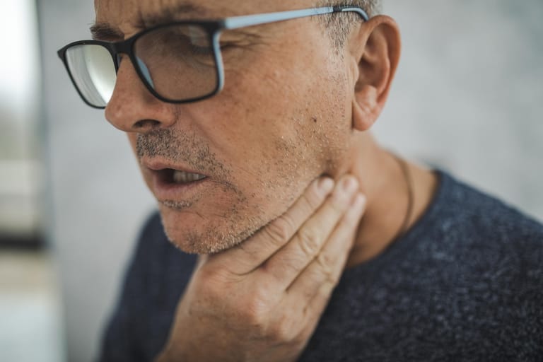 Halskratzen: Zu den häufigsten Omikron-Symptomen gehören auch Halsschmerzen.