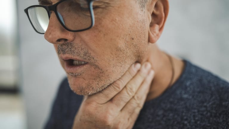 Halskratzen: Zu den häufigsten Omikron-Symptomen gehören auch Halsschmerzen.