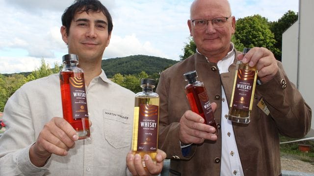 Brenner und Start-up-Unternehmer Martin Wagner und Brauereichef Steffen Dittmer aus Löbau mit dem ersten Oberlausitzer Whisky.