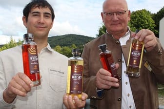 Brenner und Start-up-Unternehmer Martin Wagner und Brauereichef Steffen Dittmer aus Löbau mit dem ersten Oberlausitzer Whisky.
