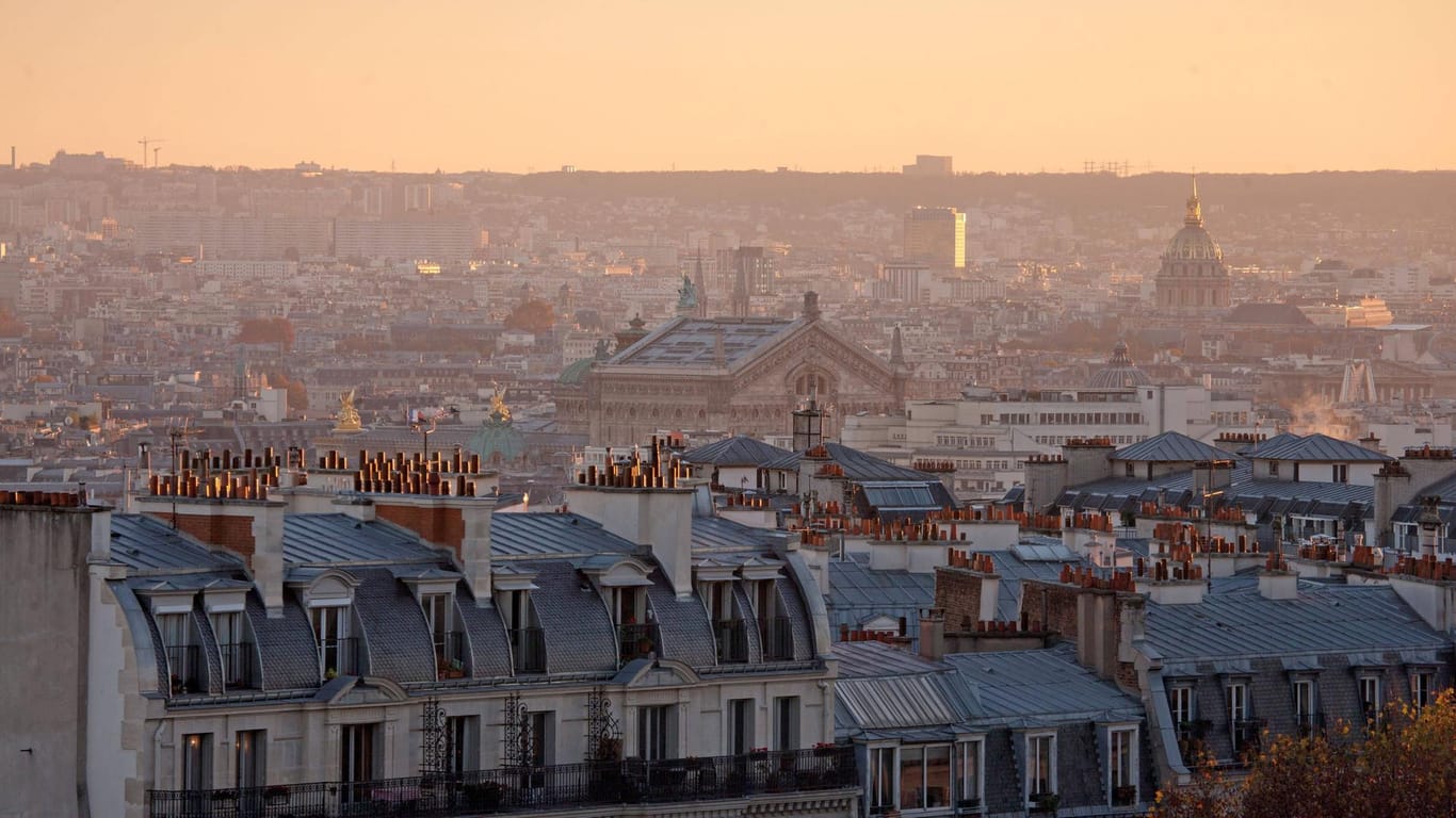 Der Blick geht über die Dächer des Viertels Montmartre (Symbolbild): Beim Schulfranzösisch knirscht es? Macht nichts, inzwischen kommt man in Paris auch mit Englisch gut durch. Ein paar Vokabeln wie "oui", "non" und "merci" sind trotzdem hilfreich.