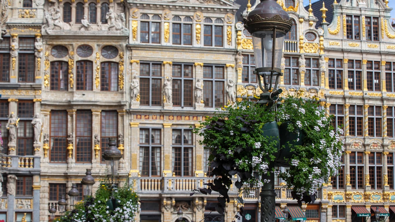 Prunkvollen Gildenhäuser am Grand Place (Symbolbild): Der Platz in Brüssels Stadtmitte ist Teil des UNESCO-Weltkulturerbes. Statt der touristischen Ramschläden ringsum, empfiehlt sich im Anschluss ein Besuch der königlichen Einkaufspassage "Saint Hubert" für ein Probiertütchen belgischer Pralinés.