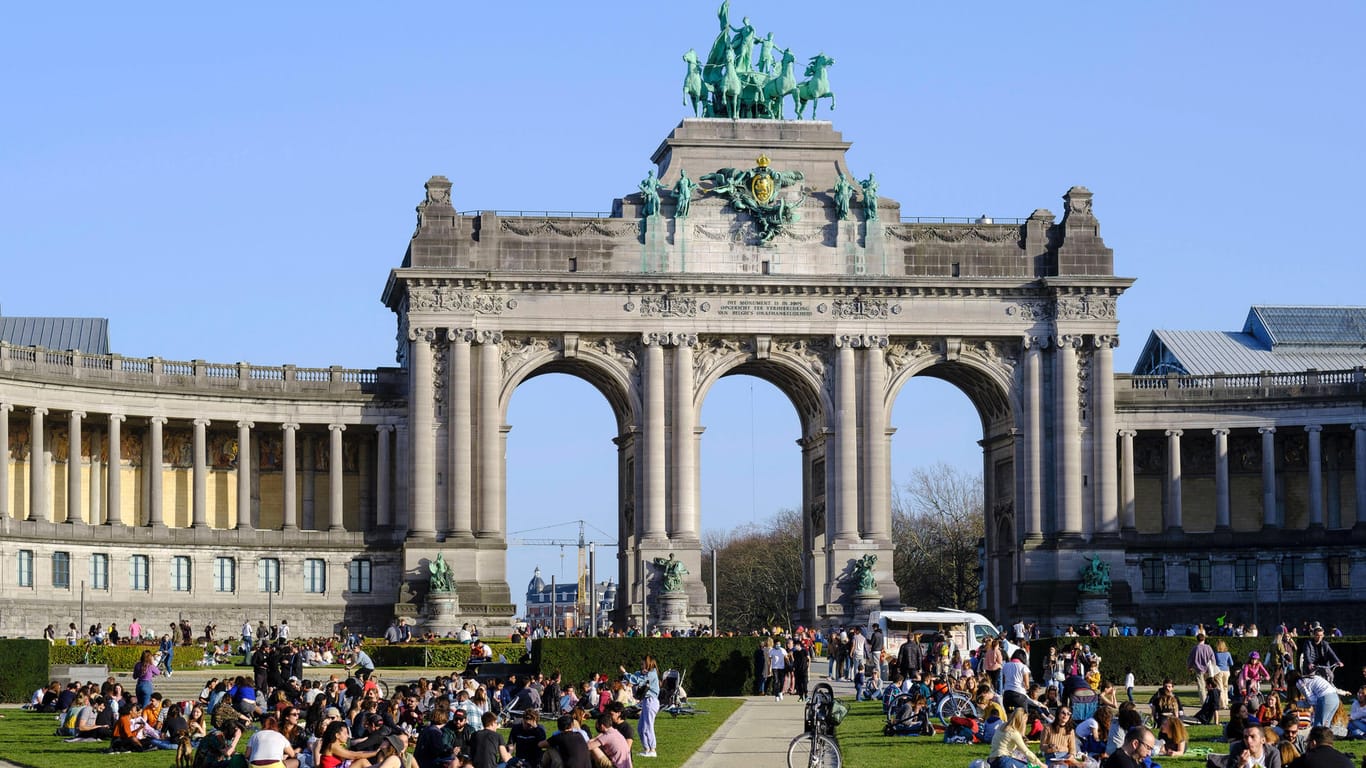 Picknicklaune rund um den Triumphbogen im Parc Cinquantenaire (Symbolbild): Brüssels Parks können es mit denen in Paris aufnehmen. Das Plus hier: Im Sommer hat fast jeder Park eine eigene kleine Freiluftbar, eine "guingette".