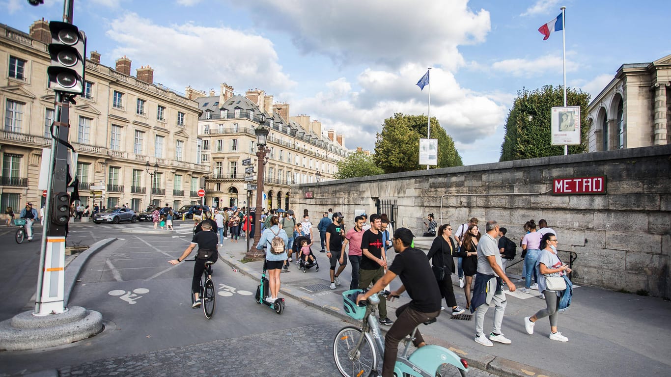 Fußgänger und Touristen am Place de la Concorde (Symbolbild): Am schnellsten durchquert man die Stadt in der U-Bahn, die in Paris "Métro" heißt. Mehr Spaß macht die Fahrt auf einem der vielen städtischen Vélib-Leihräder. Und: die ersten 30 Minuten sind stets gratis.