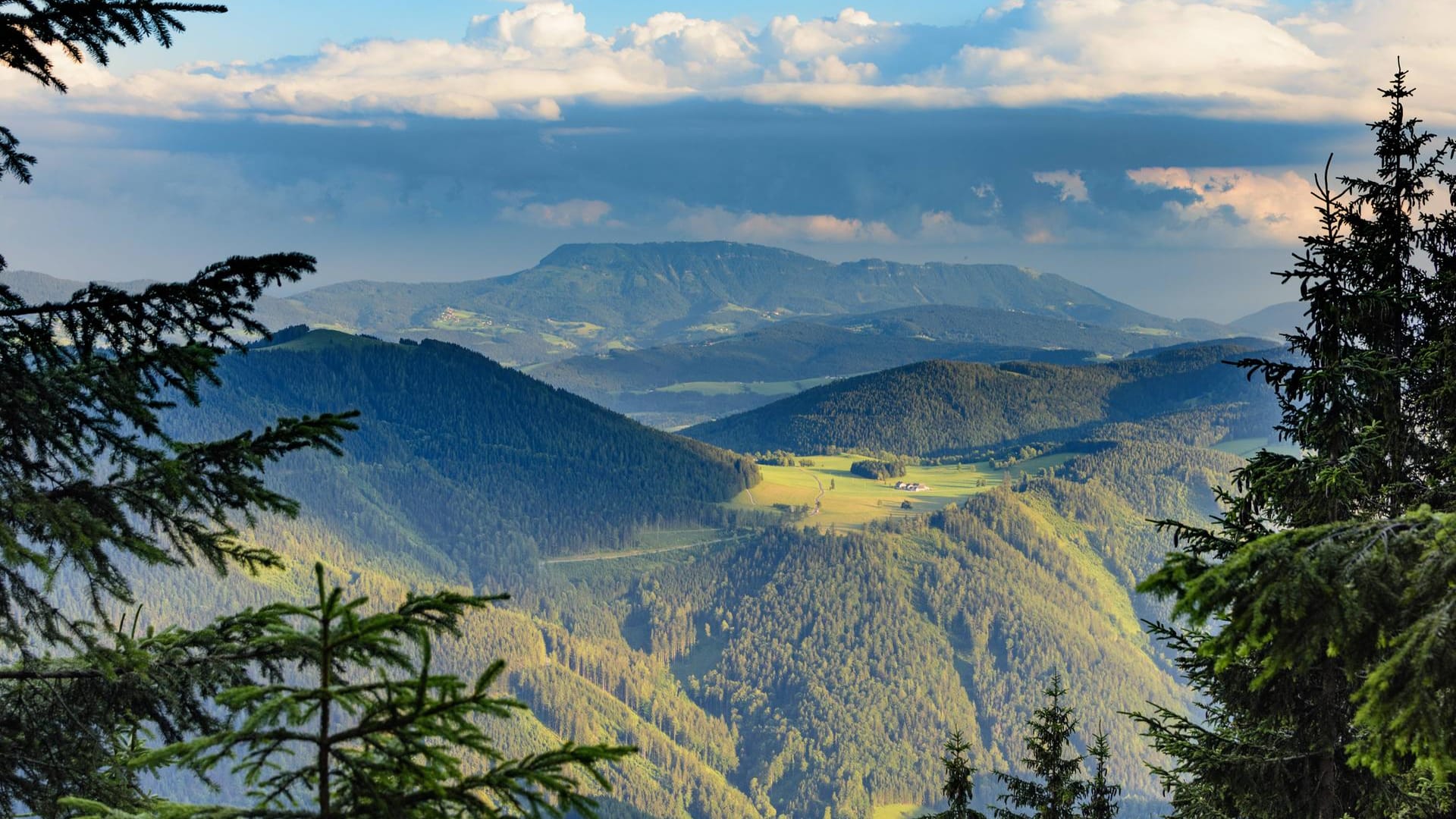 Panoramablick von der Roten Wand auf den Grazer Hausberg Schöckl (Symbolbild): Die Wanderwege sind ab Graz in nur 40 Minuten mit dem Regionalzug erreichbar. Zur Belohnung warten mehrere Gastwirtschaften.