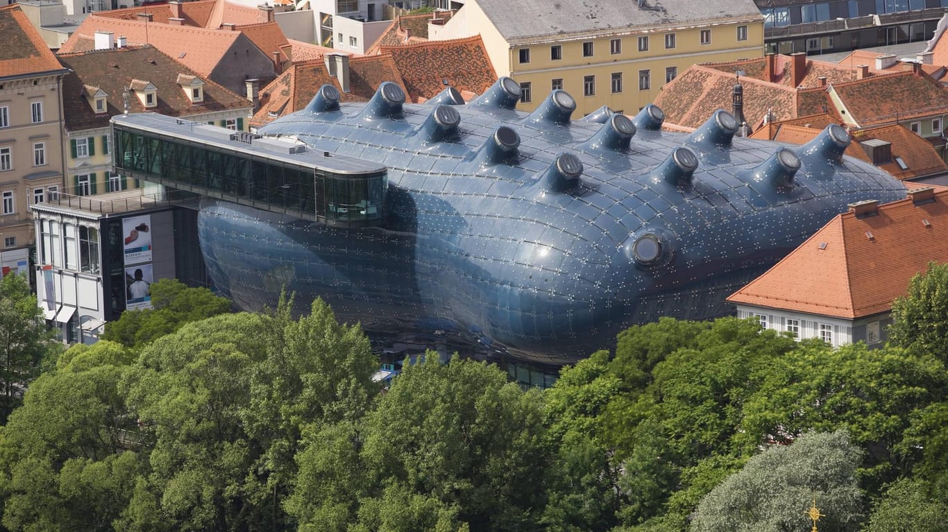 Der modernste Bau der Innenstadt (Symbolbild): Außer Geschichte und Natur bietet Graz auch etwas für Kunstfreunde. Bereits das Gebäude des Kunsthauses, von den Einheimischen als "Friendly Alien" bezeichnet, ist ein Wahrzeichen der Stadt.