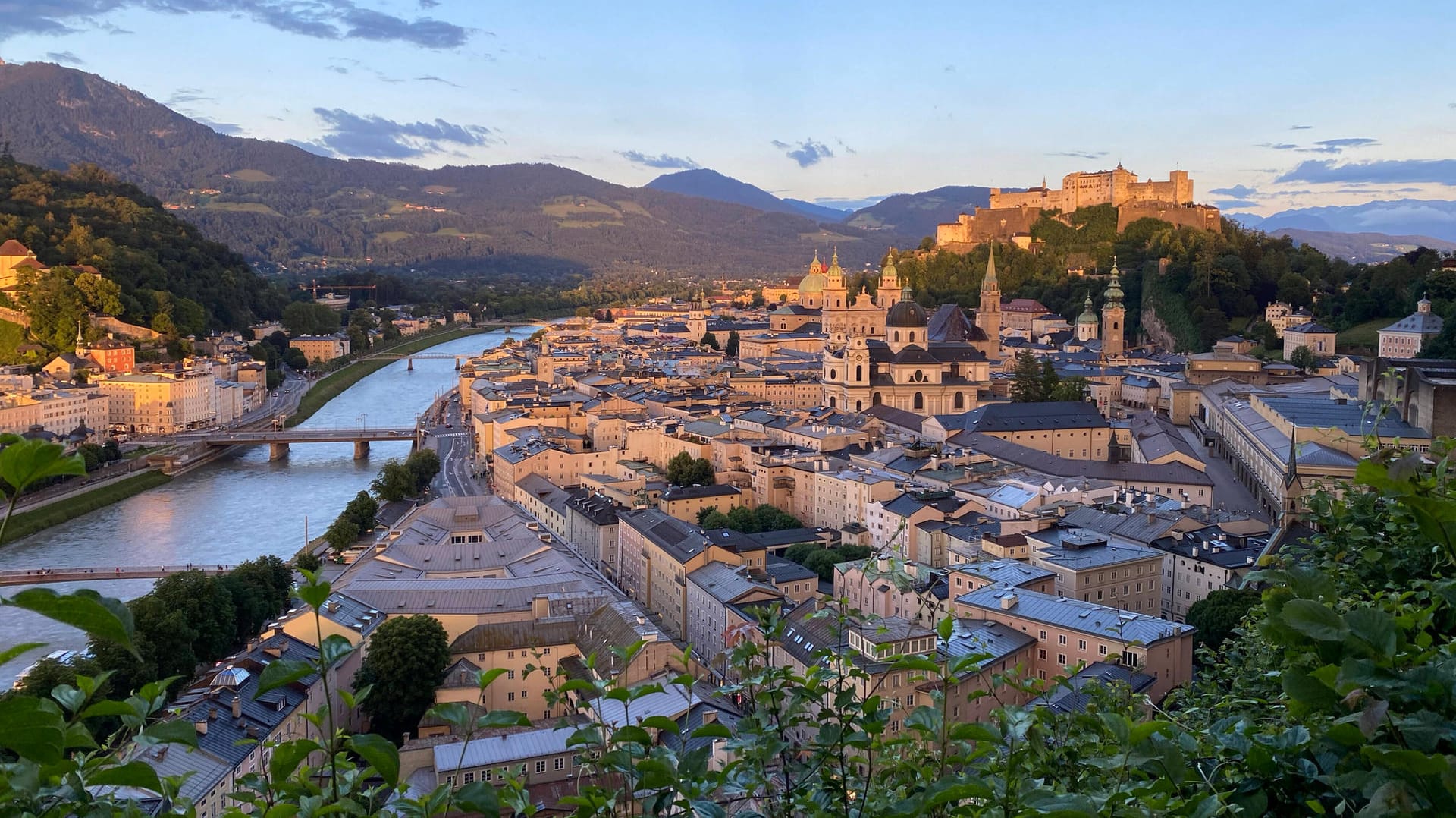 Salzburg in der Abendsonne (Symbolbild): Für Reisende, die in Norddeutschland zusteigen, kann der Zug in einer von zwei Endstationen einrollen. Je nach Route wartet das Frühstück entweder in Salzburg oder in Lörrach, beziehungsweise kurz vorher in Basel.