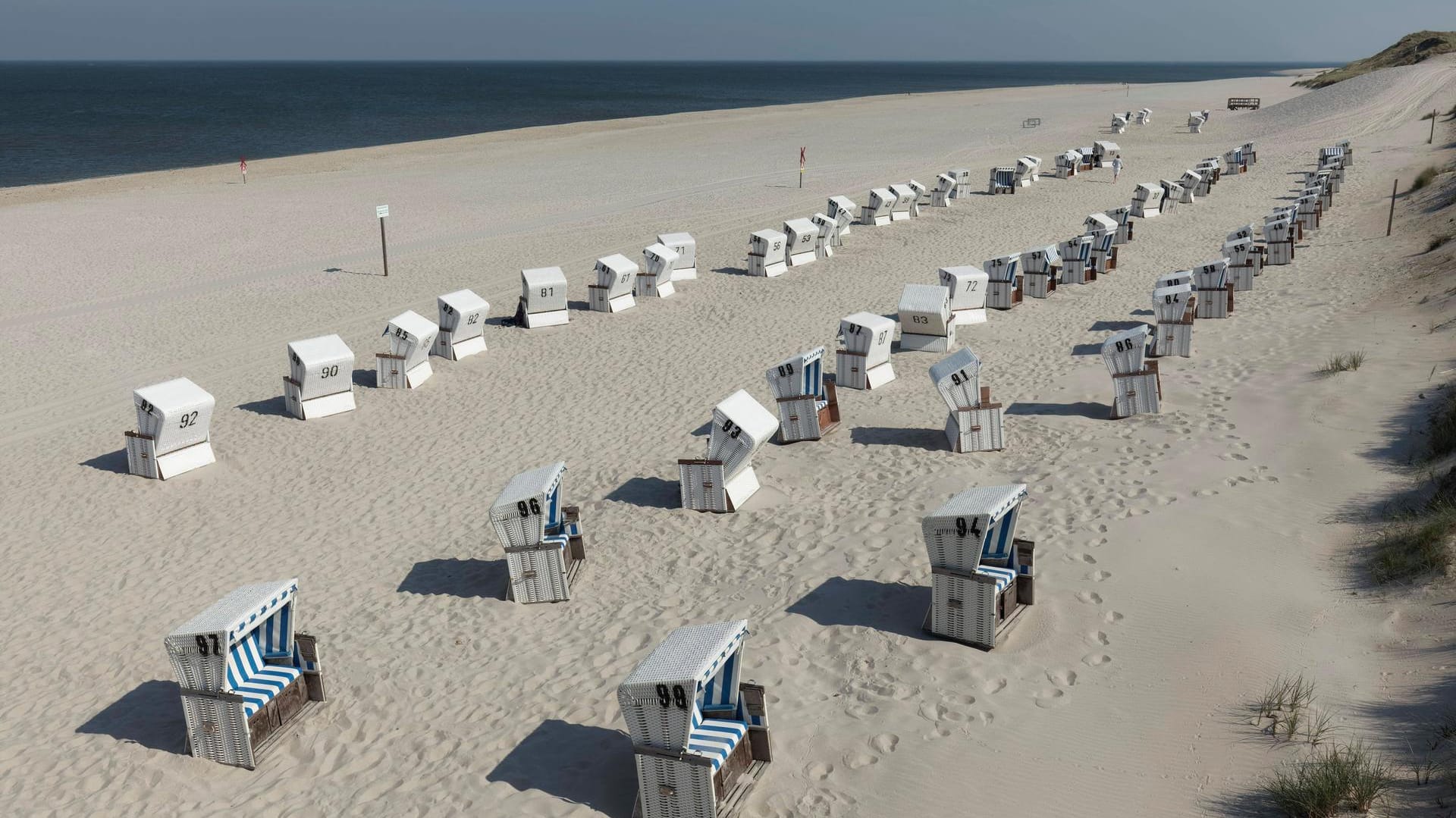 Der Weststrand auf Sylt (Symbolbild): In der Nebensaison ist die Insel nicht so überlaufen wie im Sommer. Der Nachtexpress fährt auch im Mai und Juni sowie im September und Oktober.